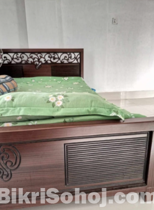 খাট ৫/৭ ফিট,ম্যাট্রেস ১টি,তোষোক ১টি,বালিশ ২টি,কোলবালিশ ২টি।